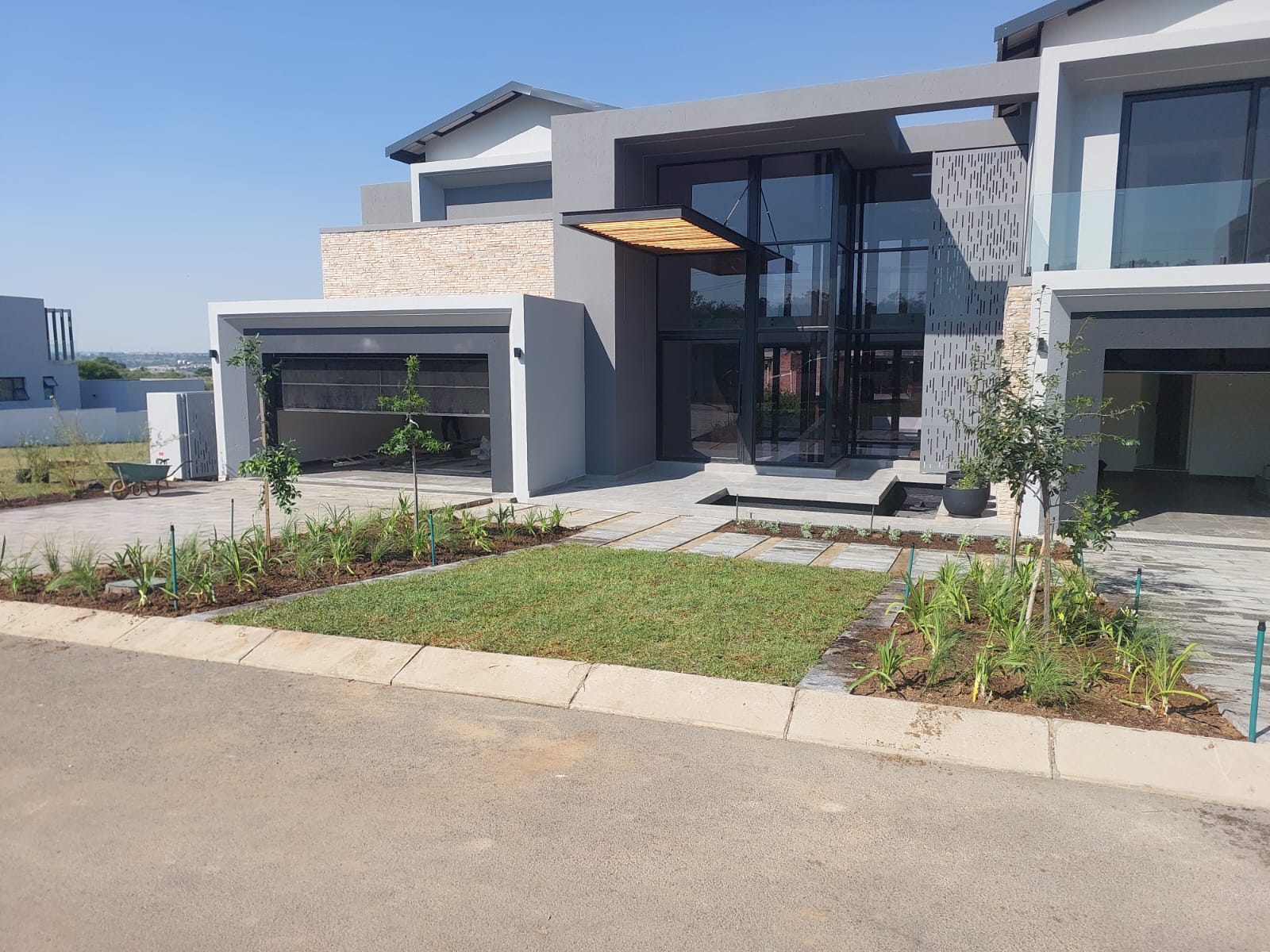 backyard-landscaping-midstream